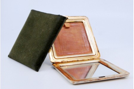 Caixa de toilette em prata dourada com espelho e área para o pó de arroz,  com estojo.